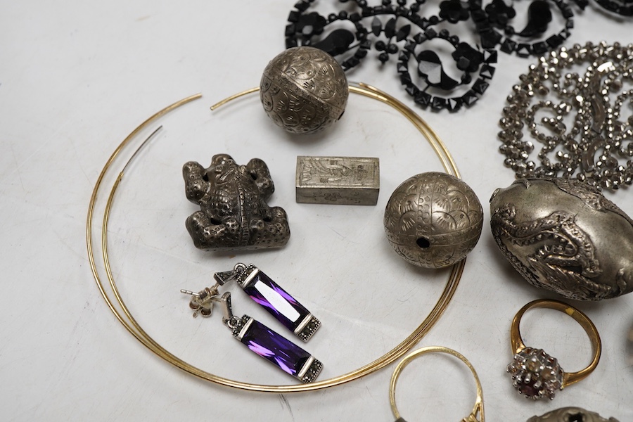 A collection of mixed costume and other jewellery, including unmounted cameo shells.